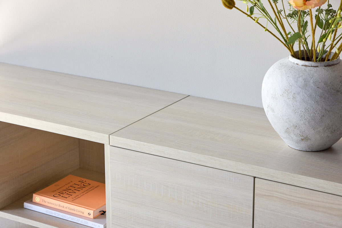Nomi TV-Sideboard in Whitewash präsentiert im Onlineshop von KAQTU Design AG. TV-Möbel ist von Venture Home