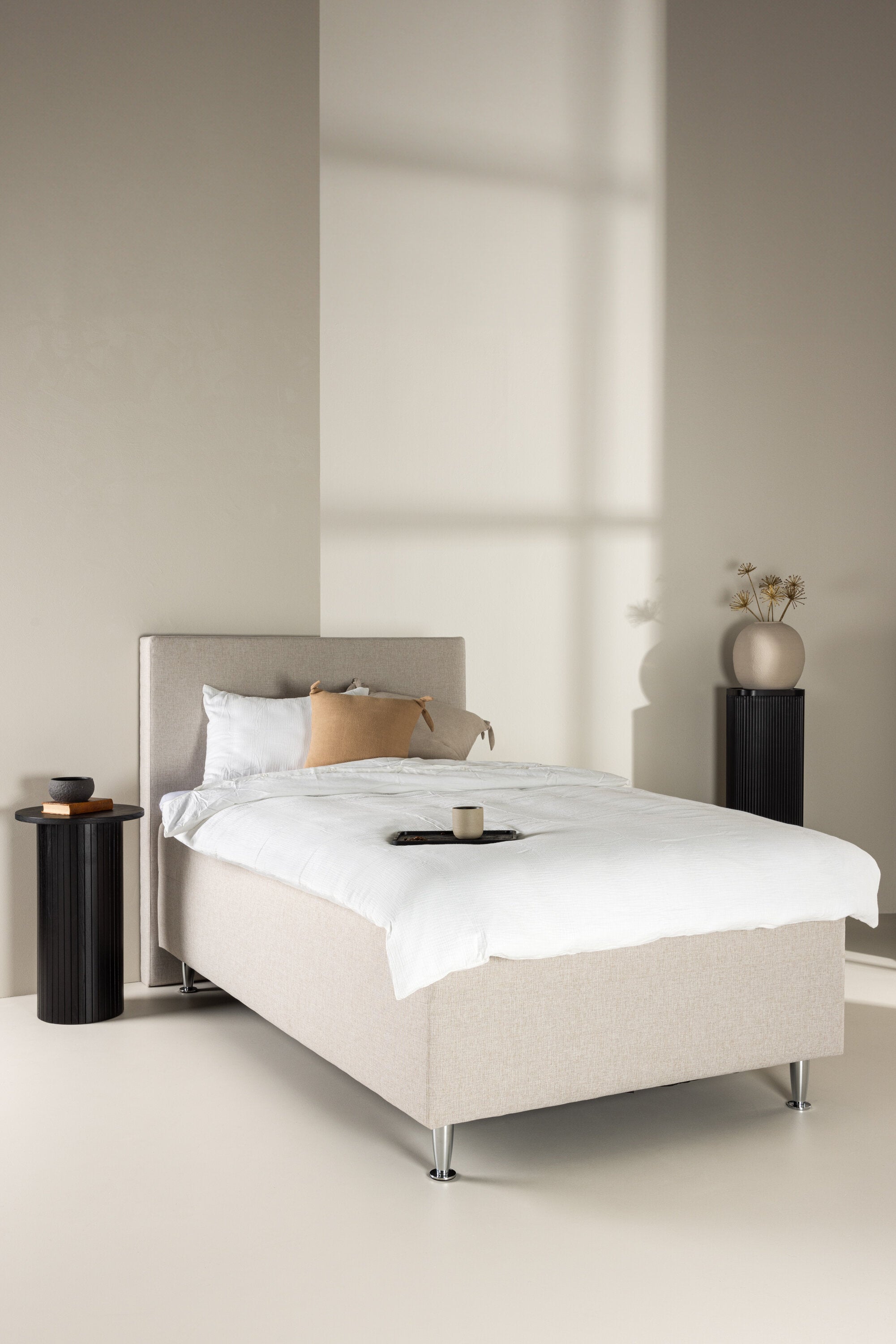 Bett Mesa in Beige präsentiert im Onlineshop von KAQTU Design AG. Bett ist von Venture Home