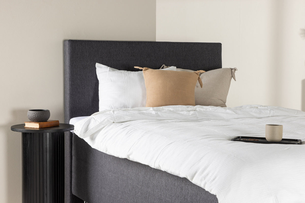 Bett Mesa in Dunkelgrau präsentiert im Onlineshop von KAQTU Design AG. Bett ist von Venture Home