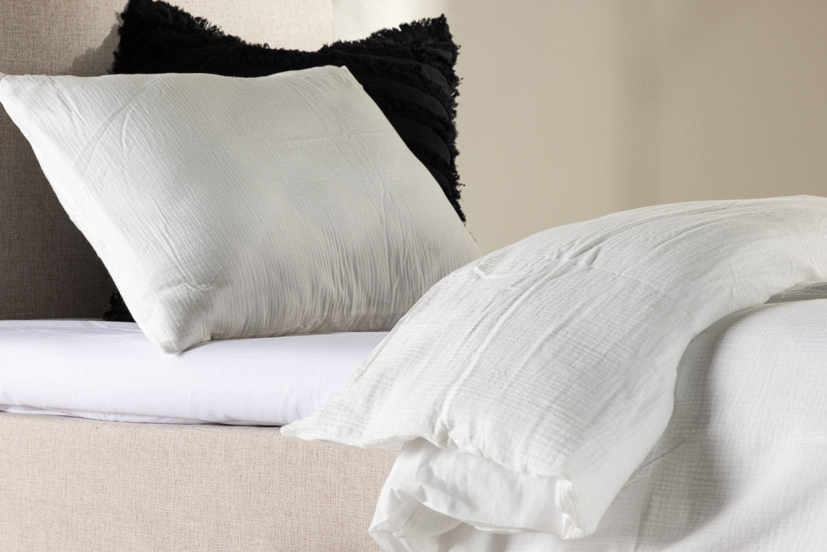 Bett Toledo in Beige präsentiert im Onlineshop von KAQTU Design AG. Bett ist von Venture Home