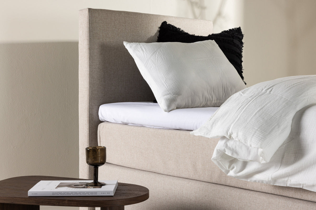 Bett Toledo in Beige präsentiert im Onlineshop von KAQTU Design AG. Bett ist von Venture Home