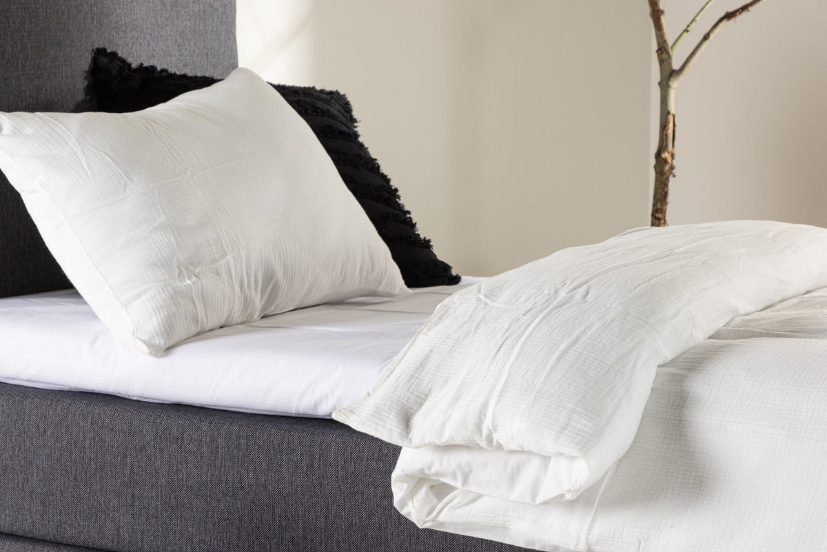 Bett Toledo in Dunkelgrau präsentiert im Onlineshop von KAQTU Design AG. Bett ist von Venture Home