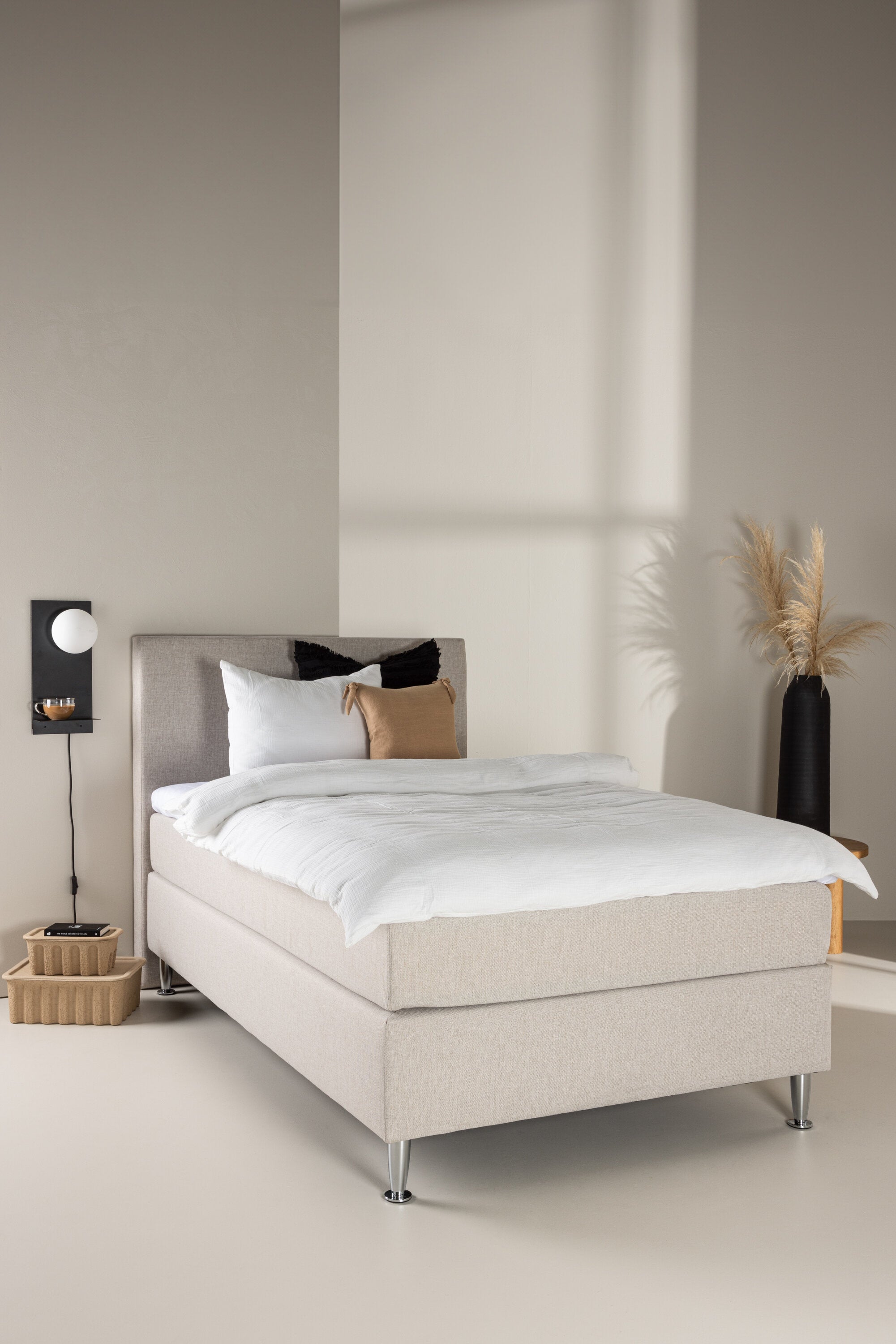 Bett Toledo in Beige präsentiert im Onlineshop von KAQTU Design AG. Bett ist von Venture Home