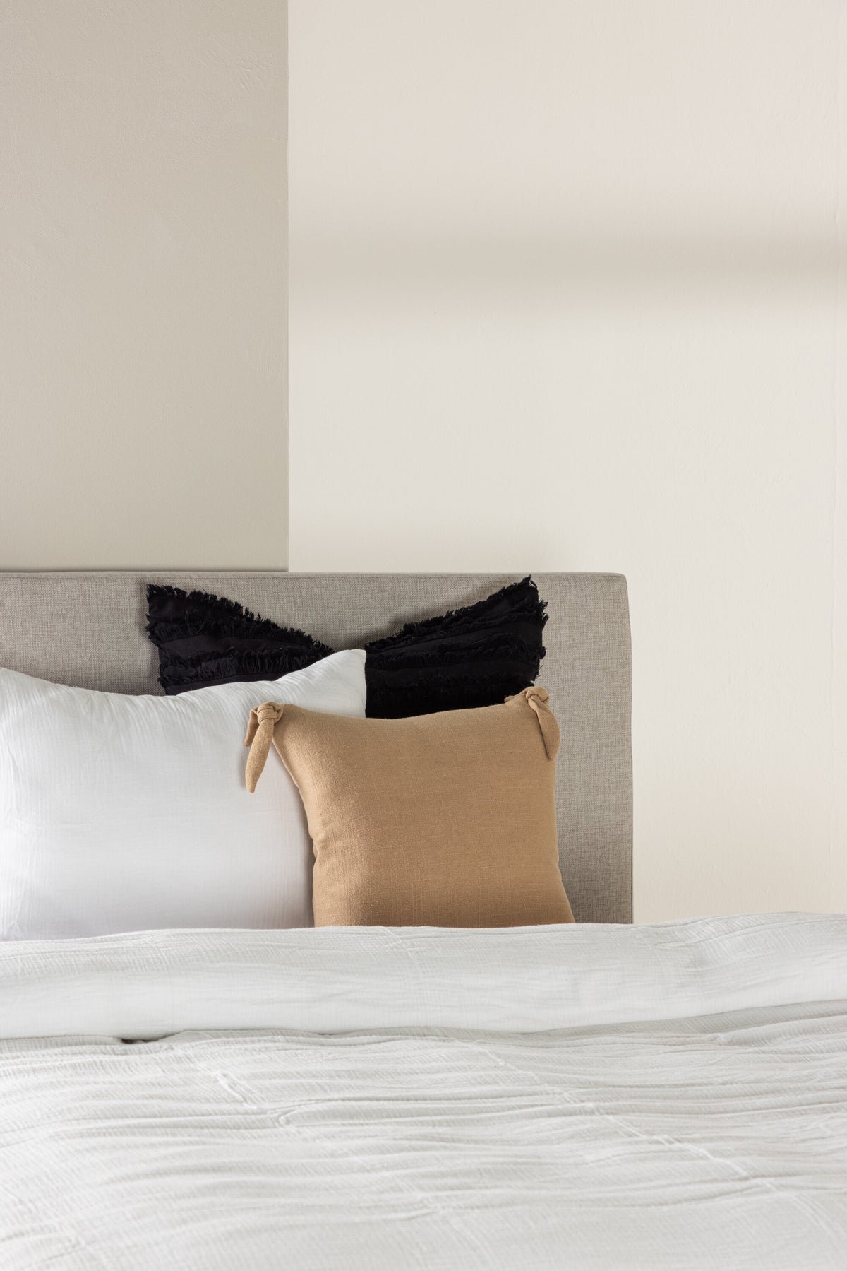 Bett Toledo in Beige präsentiert im Onlineshop von KAQTU Design AG. Bett ist von Venture Home