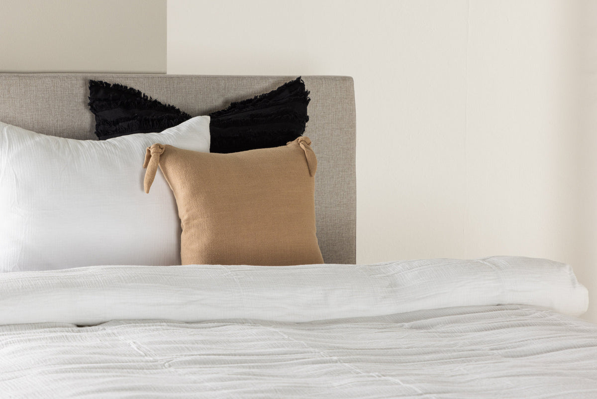 Bett Toledo in Beige präsentiert im Onlineshop von KAQTU Design AG. Bett ist von Venture Home