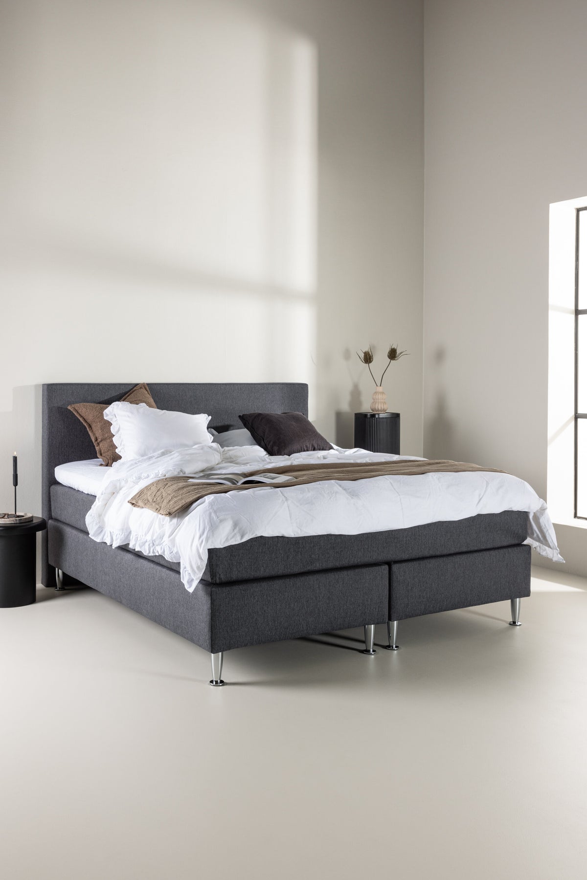 Bett Toledo in Dunkelgrau präsentiert im Onlineshop von KAQTU Design AG. Bett ist von Venture Home