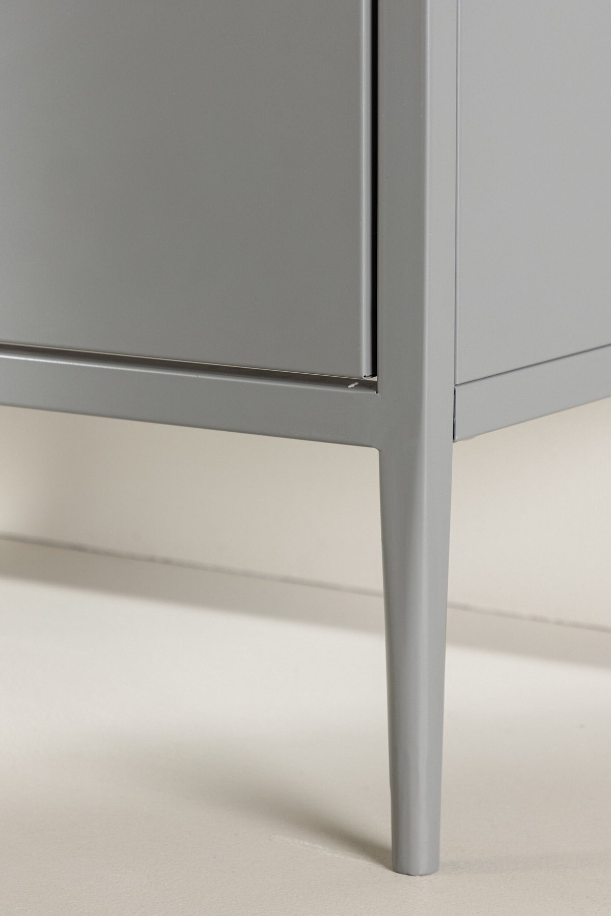 Kabinett La Paz in Hellgrau präsentiert im Onlineshop von KAQTU Design AG. Cabinet ist von Venture Home