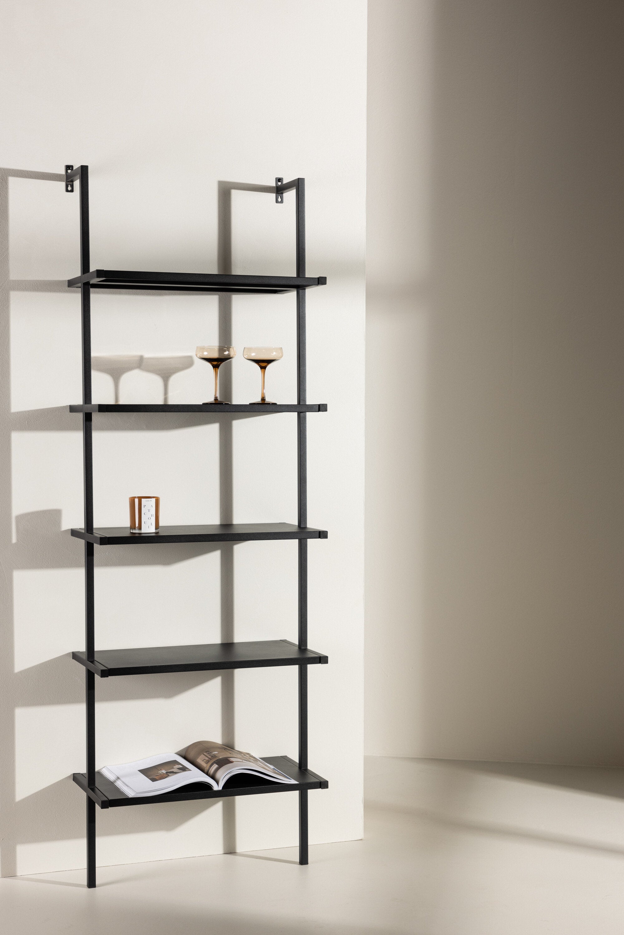 Caracas Regal in Schwarz präsentiert im Onlineshop von KAQTU Design AG. Wandregal ist von Venture Home