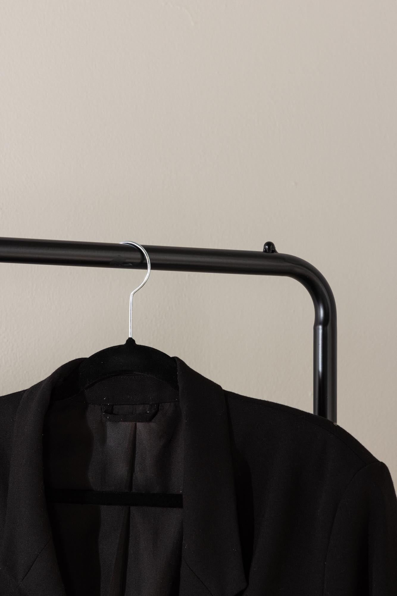 Stilvoller Quito Aufhänger: Minimalistisches Design, pulverbeschichteter Stahl, cleverer Stauraum, inspiriert von skandinavischen Trends.