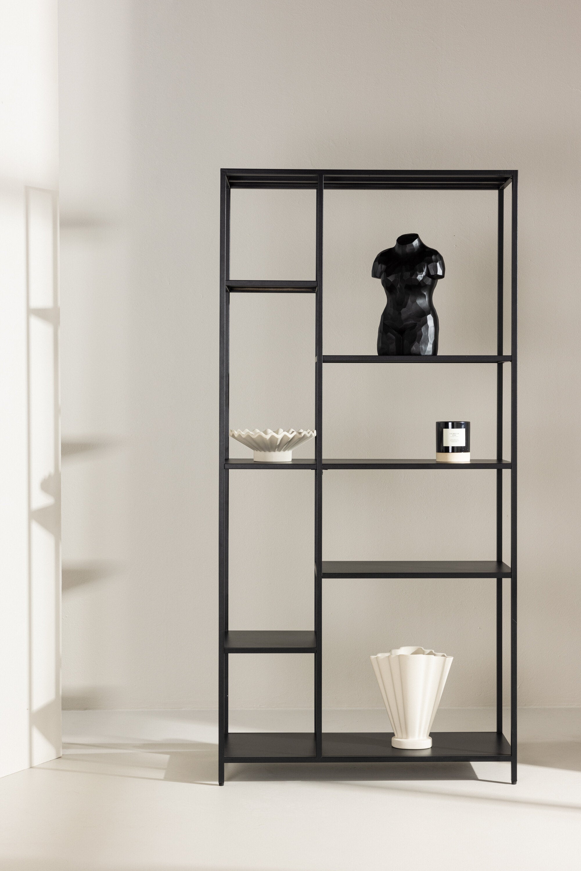 El Alto Regal in Schwarz präsentiert im Onlineshop von KAQTU Design AG. Standregal ist von Venture Home
