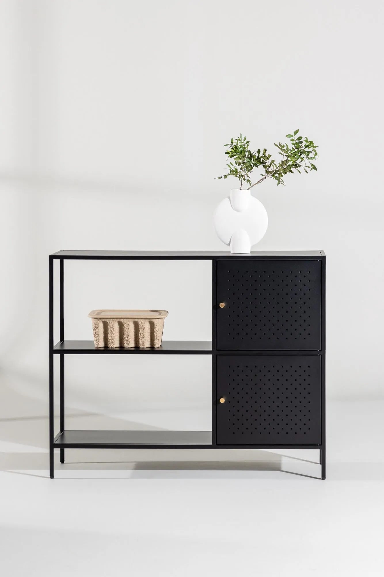 Stilvolles Salta Cabinet aus schwarzem Stahl für modernes Wohnen.