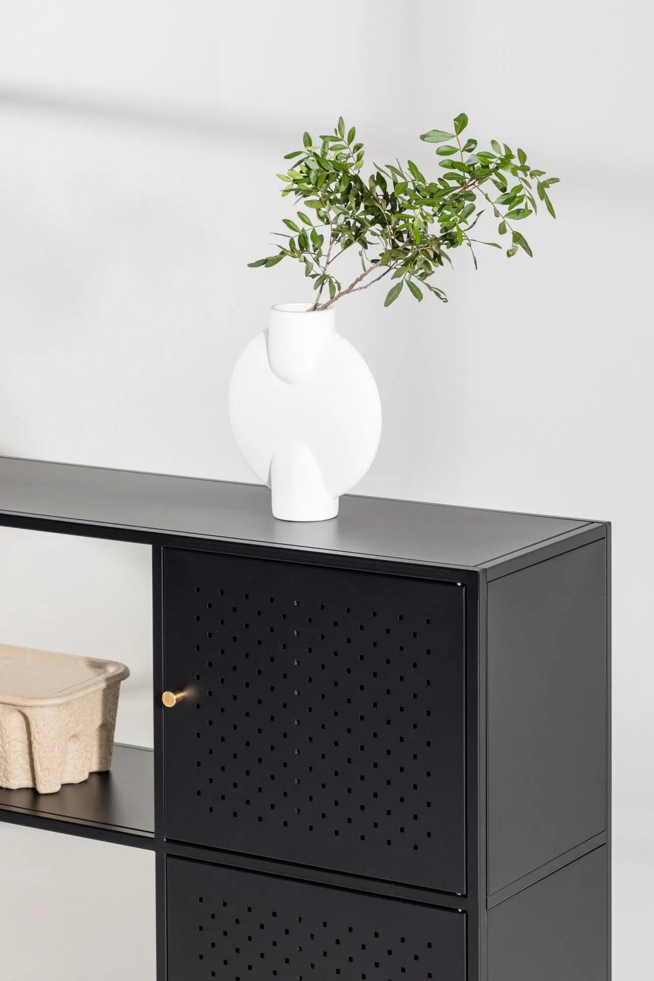 Salta Cabinet: Schwarzer Stahl für minimalistisches Design.