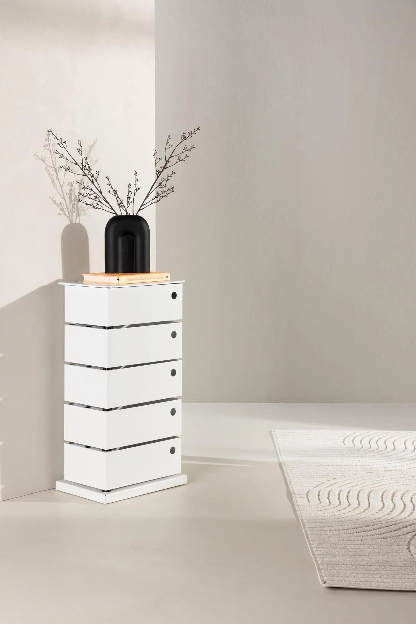 Elegante San Carlos Kommode von Venture Home mit 4 geräumigen Fächern.