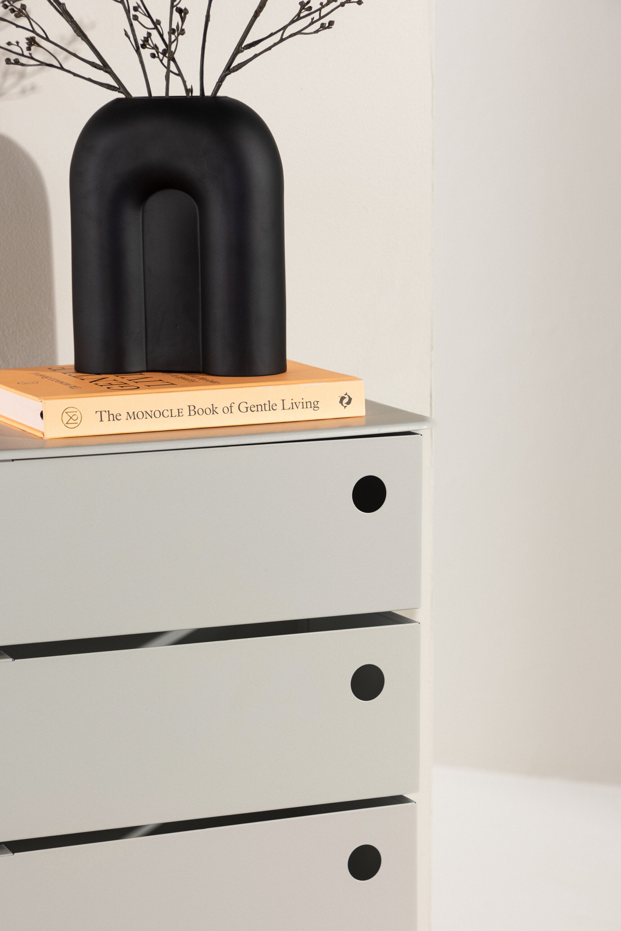 San Carlos Kommode in Weiss präsentiert im Onlineshop von KAQTU Design AG. Regal Zubehör ist von Venture Home