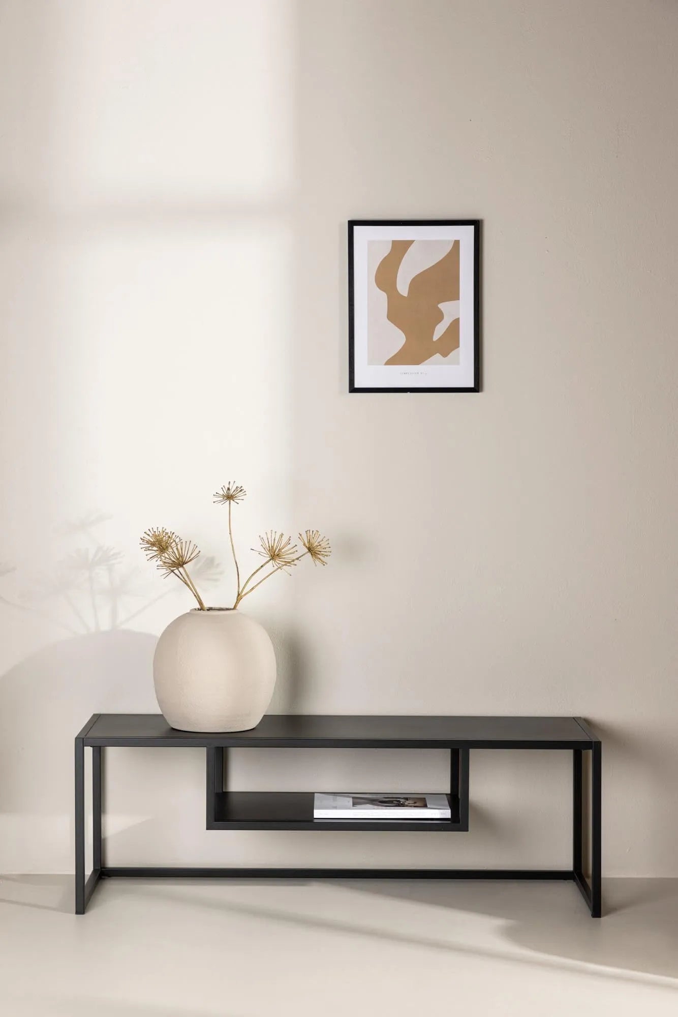 Eleganter Riverside TV-Ständer von Venture Home für zeitlose Eleganz.