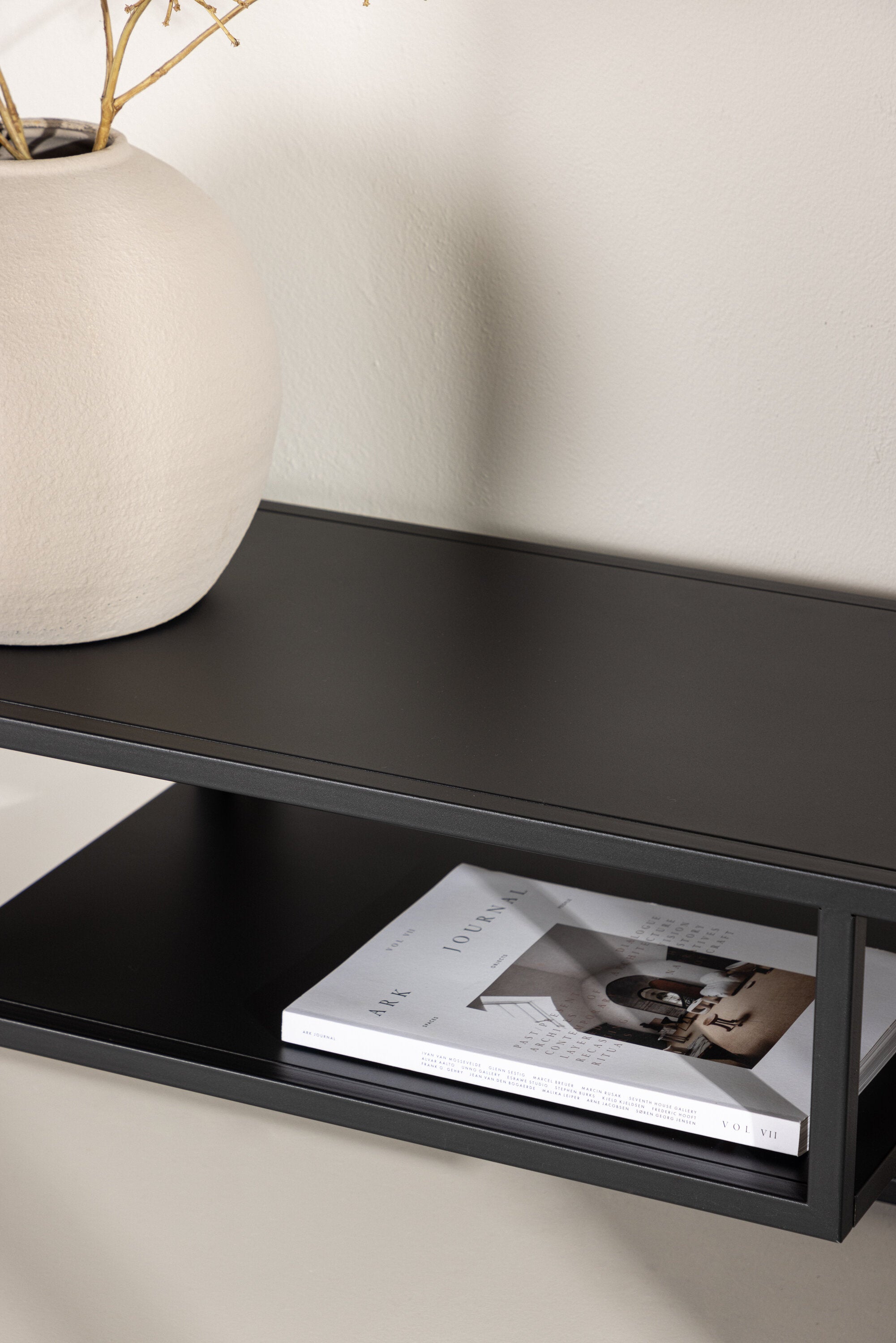 Riverside TV Ständer in Schwarz präsentiert im Onlineshop von KAQTU Design AG. TV-Möbel ist von Venture Home