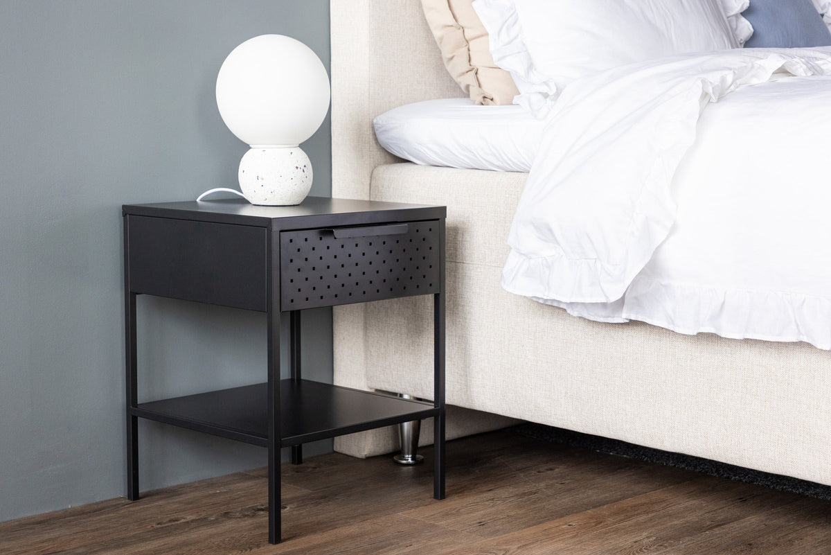 Sacramento Kommode in Schwarz präsentiert im Onlineshop von KAQTU Design AG. Nachttisch ist von Venture Home