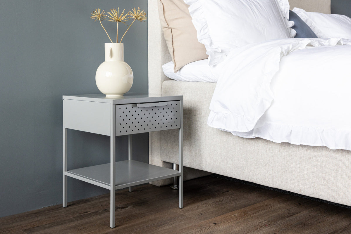 Sacramento Kommode in Hellgrau präsentiert im Onlineshop von KAQTU Design AG. Nachttisch ist von Venture Home