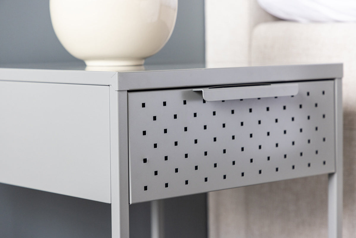 Sacramento Kommode in Hellgrau präsentiert im Onlineshop von KAQTU Design AG. Nachttisch ist von Venture Home