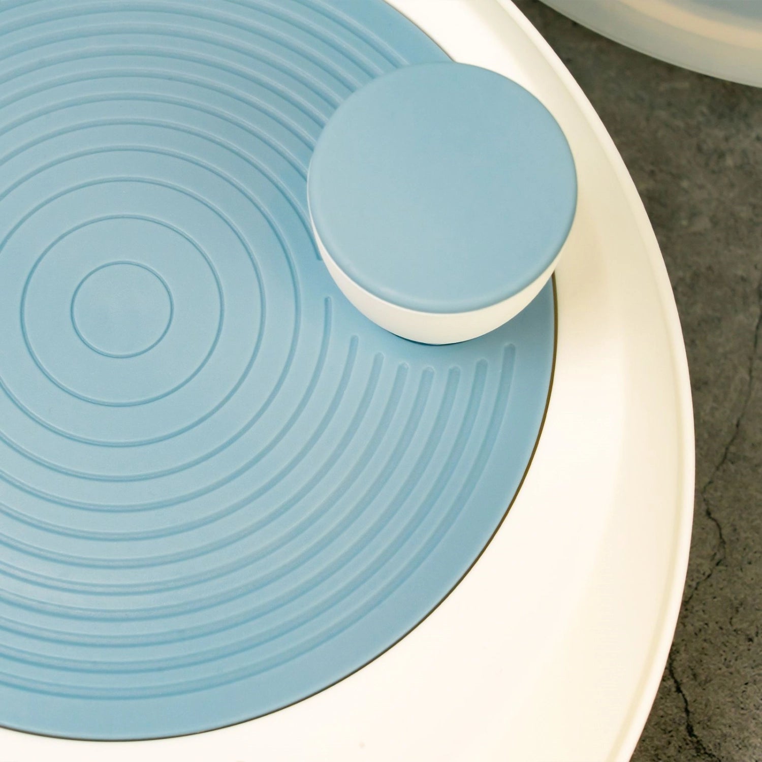 Spinderella Salatschleuder 4.4l rutschfest, blau in Blau präsentiert im Onlineshop von KAQTU Design AG. Salatzubehör ist von Westmark