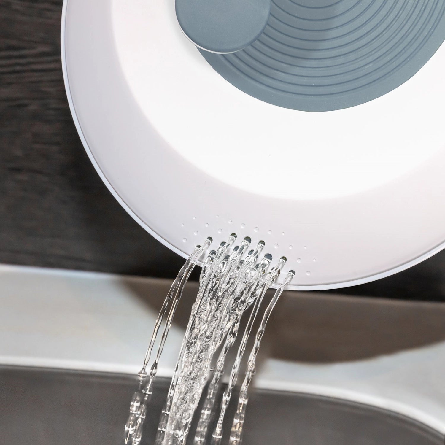 Spinderella Salatschleuder 4.4l rutschfest, blau in Blau präsentiert im Onlineshop von KAQTU Design AG. Salatzubehör ist von Westmark