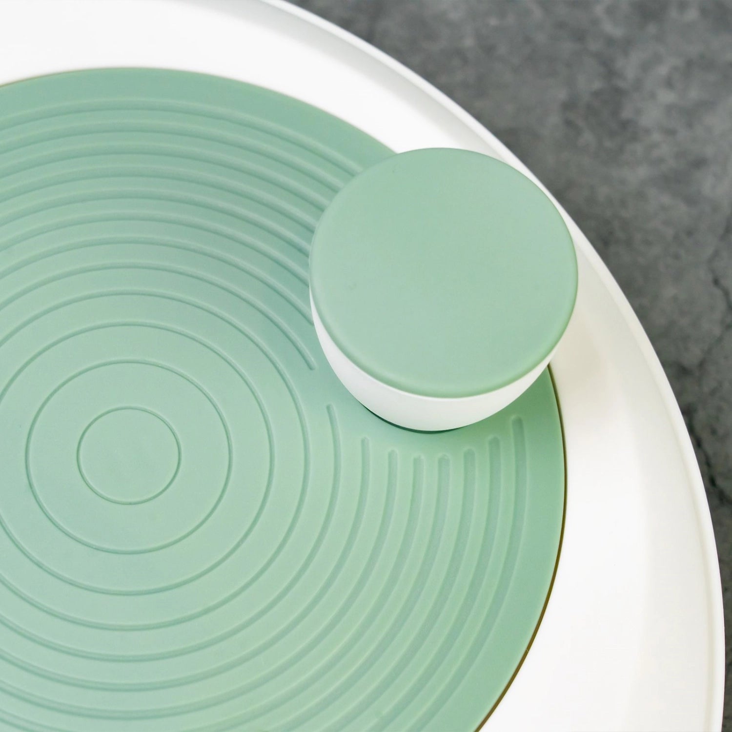 Spinderella Salatschleuder 4.4l rutschfest, mint in Grün präsentiert im Onlineshop von KAQTU Design AG. Salatzubehör ist von Westmark