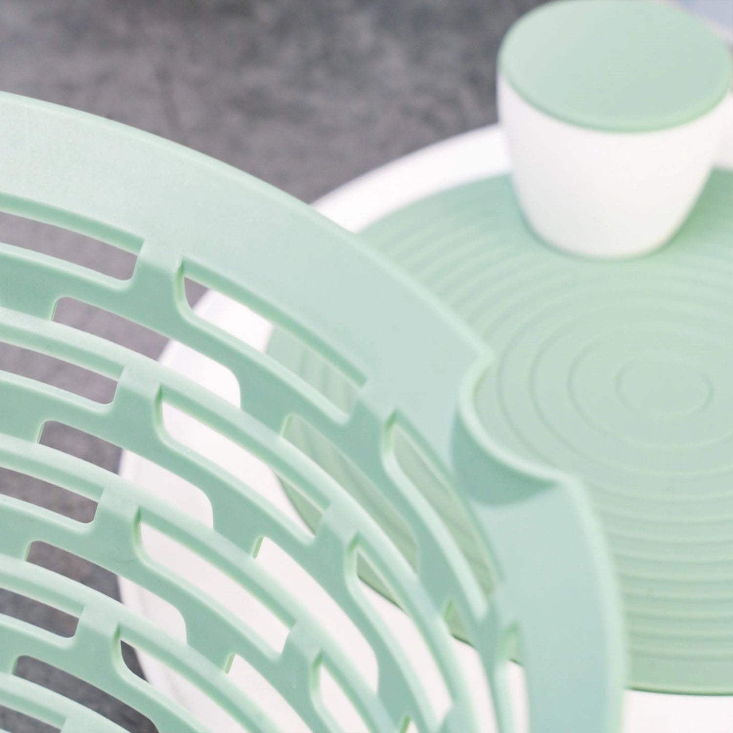 Spinderella Salatschleuder 4.4l rutschfest, mint in Grün präsentiert im Onlineshop von KAQTU Design AG. Salatzubehör ist von Westmark