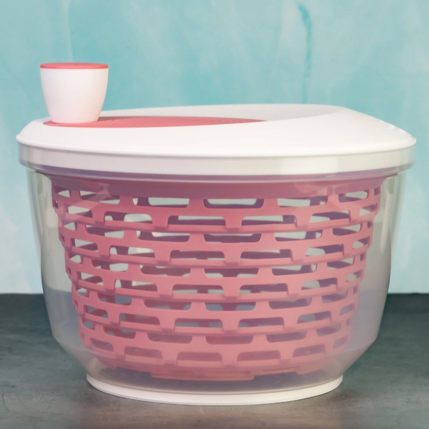 Spinderella Salatschleuder 4.4l rutschfest, rosa in Pink präsentiert im Onlineshop von KAQTU Design AG. Salatzubehör ist von Westmark