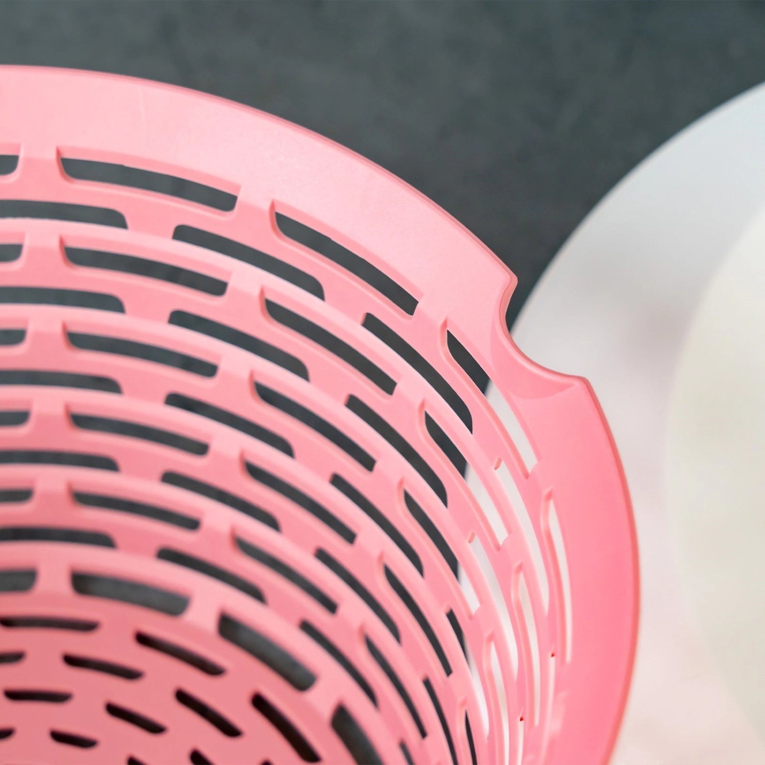 Spinderella Salatschleuder 4.4l rutschfest, rosa in Pink präsentiert im Onlineshop von KAQTU Design AG. Salatzubehör ist von Westmark