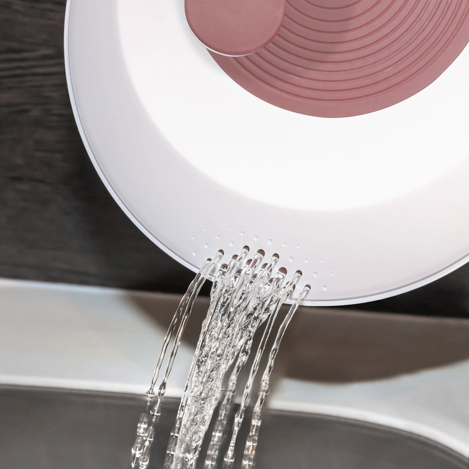 Spinderella Salatschleuder 4.4l rutschfest, rosa in Pink präsentiert im Onlineshop von KAQTU Design AG. Salatzubehör ist von Westmark