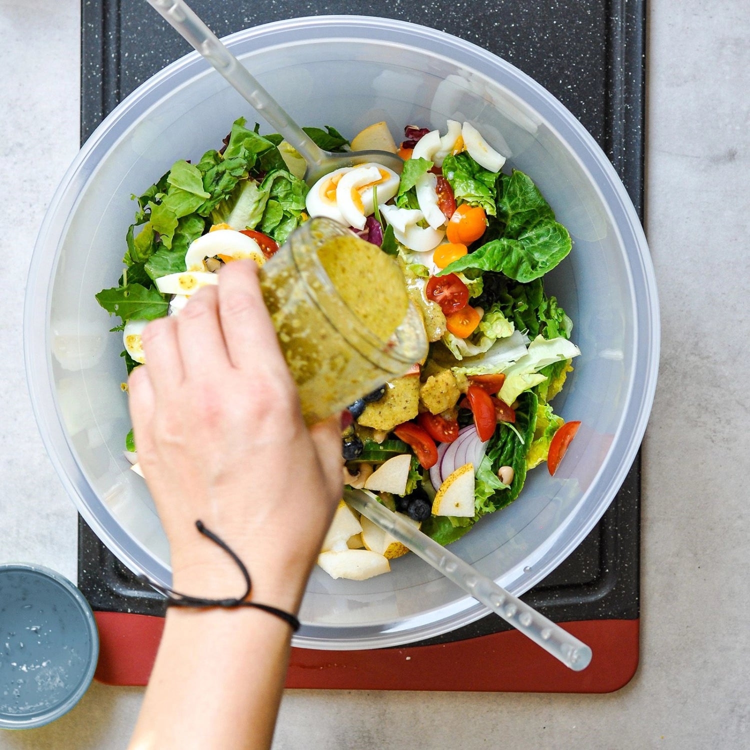 Praktischer blauer Schüttelbecher von Westmark mit 0.25l Fassungsvermögen, perfekt zum schnellen Mischen von Eiern und anderen Zutaten in der Küche.