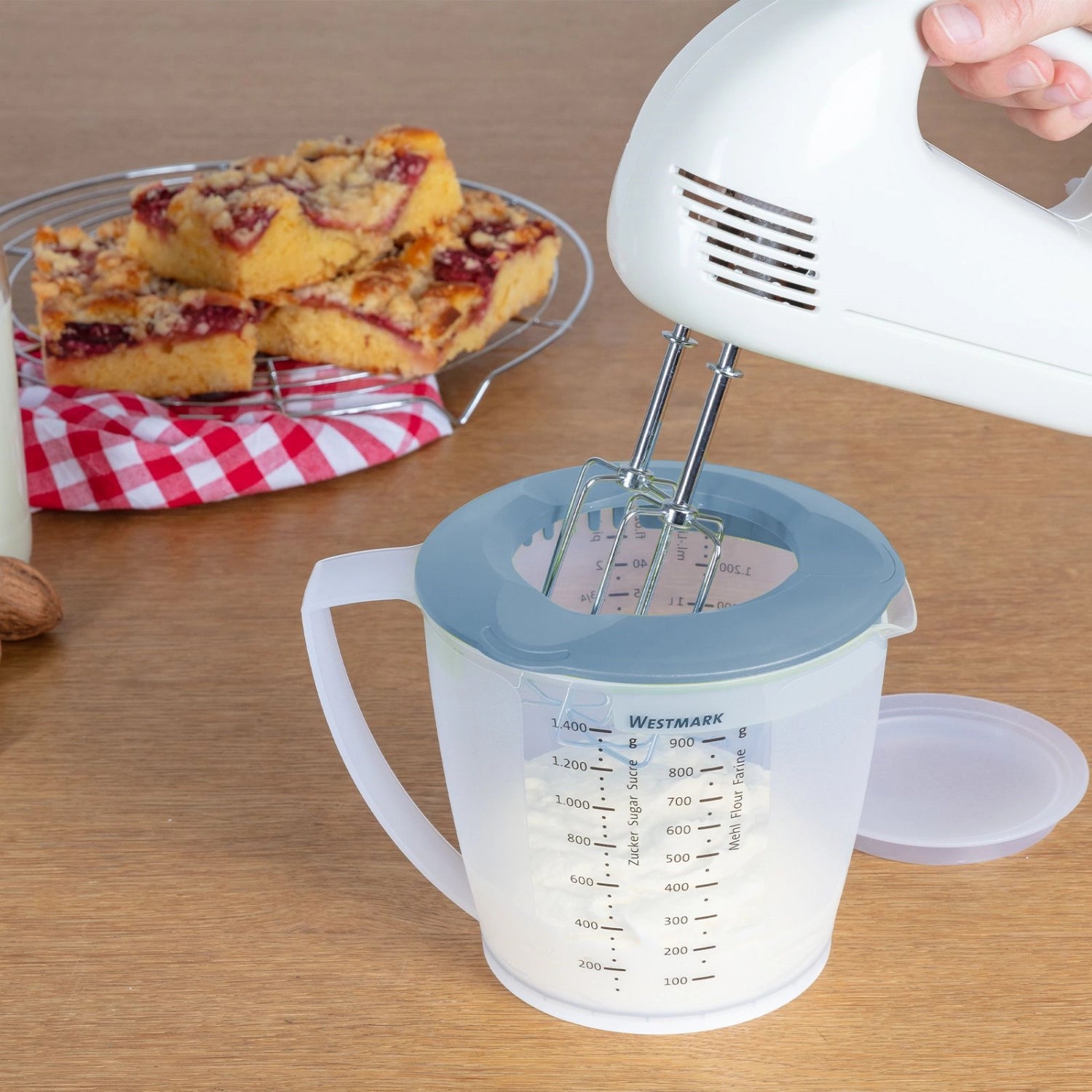 Helena Rührbecher mit Deckel 1.4l blau in Blau präsentiert im Onlineshop von KAQTU Design AG. Küchenhelfer ist von Westmark