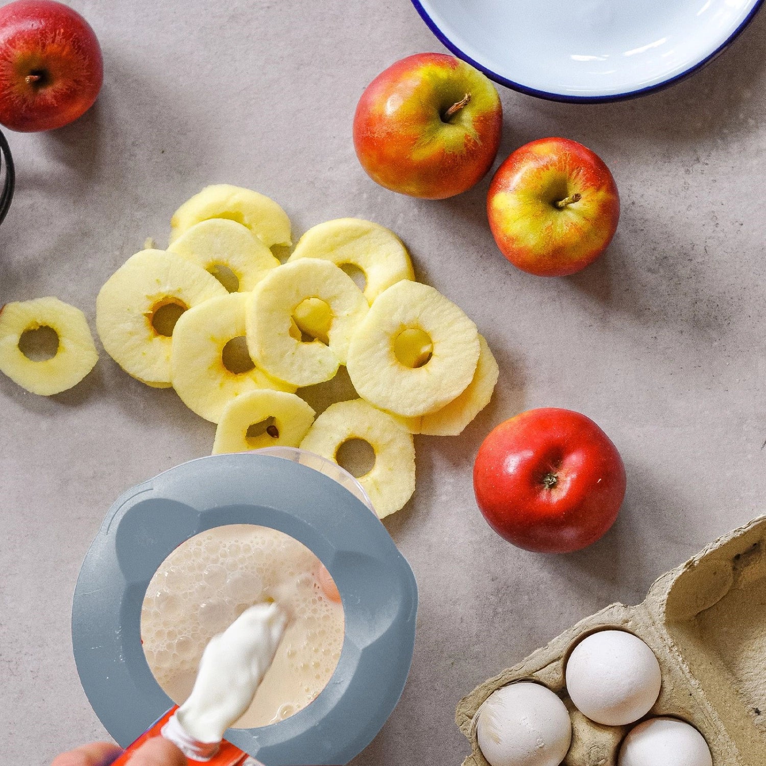 Helena Rührbecher mit Deckel 1.4l blau in Blau präsentiert im Onlineshop von KAQTU Design AG. Küchenhelfer ist von Westmark