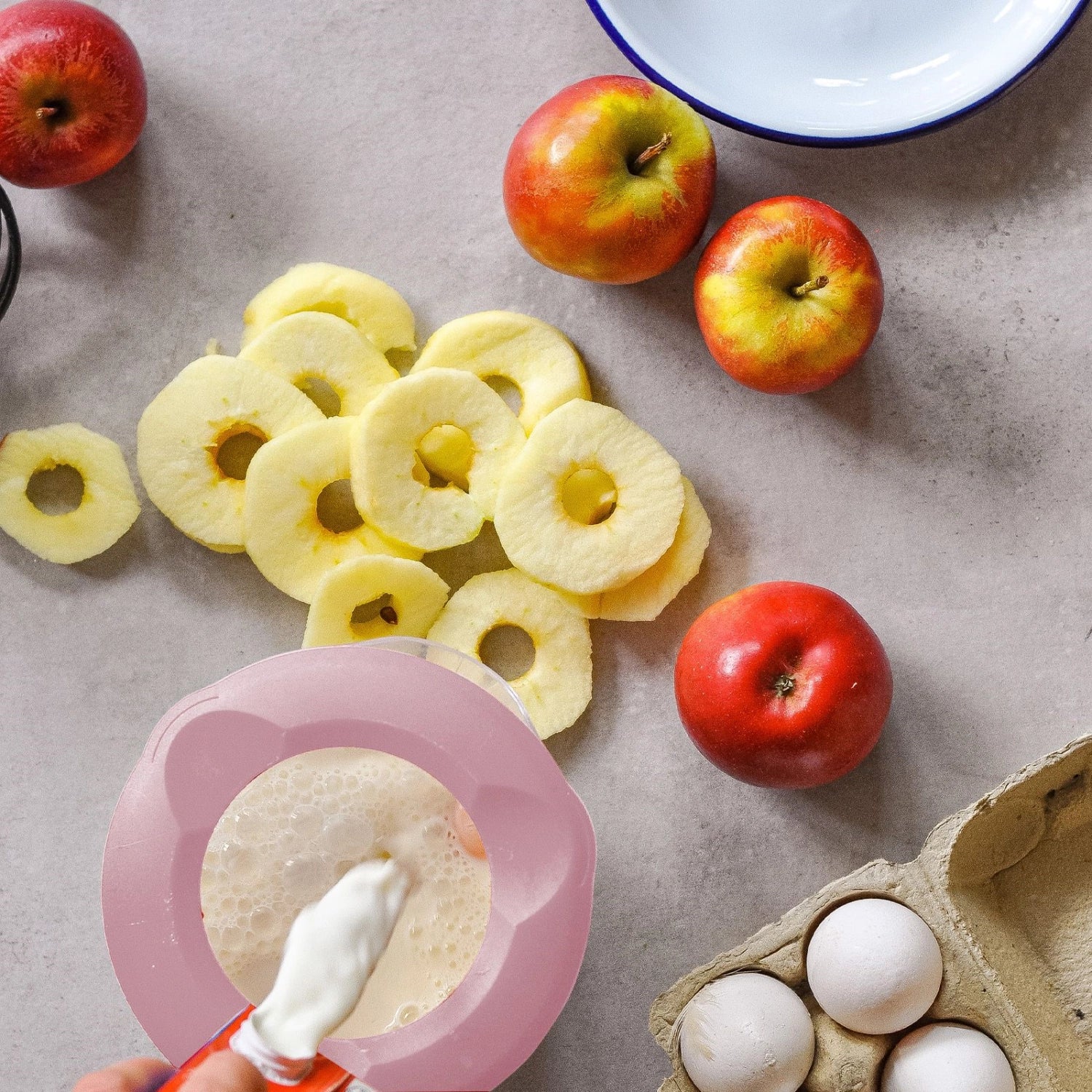 Helena Rührbecher mit Deckel 1.4l rosa in Pink präsentiert im Onlineshop von KAQTU Design AG. Küchenhelfer ist von Westmark