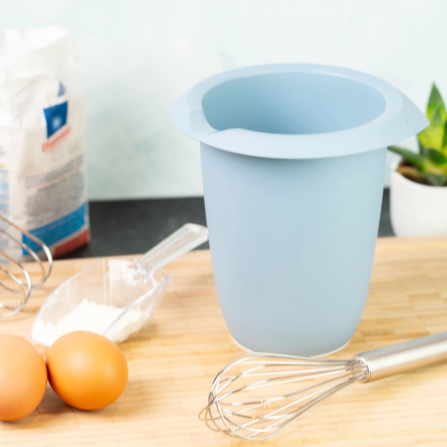 Praktischer blauer Quirltopf ohne Deckel mit 1 Liter Volumen, perfekt zum Mischen und Zubereiten von Zutaten in der Küche von Westmark.