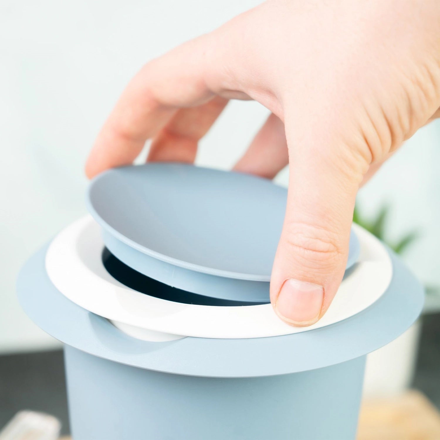 Quirltopf mit Spritzschutz 1l blau in Blau präsentiert im Onlineshop von KAQTU Design AG. Küchenhelfer ist von Westmark