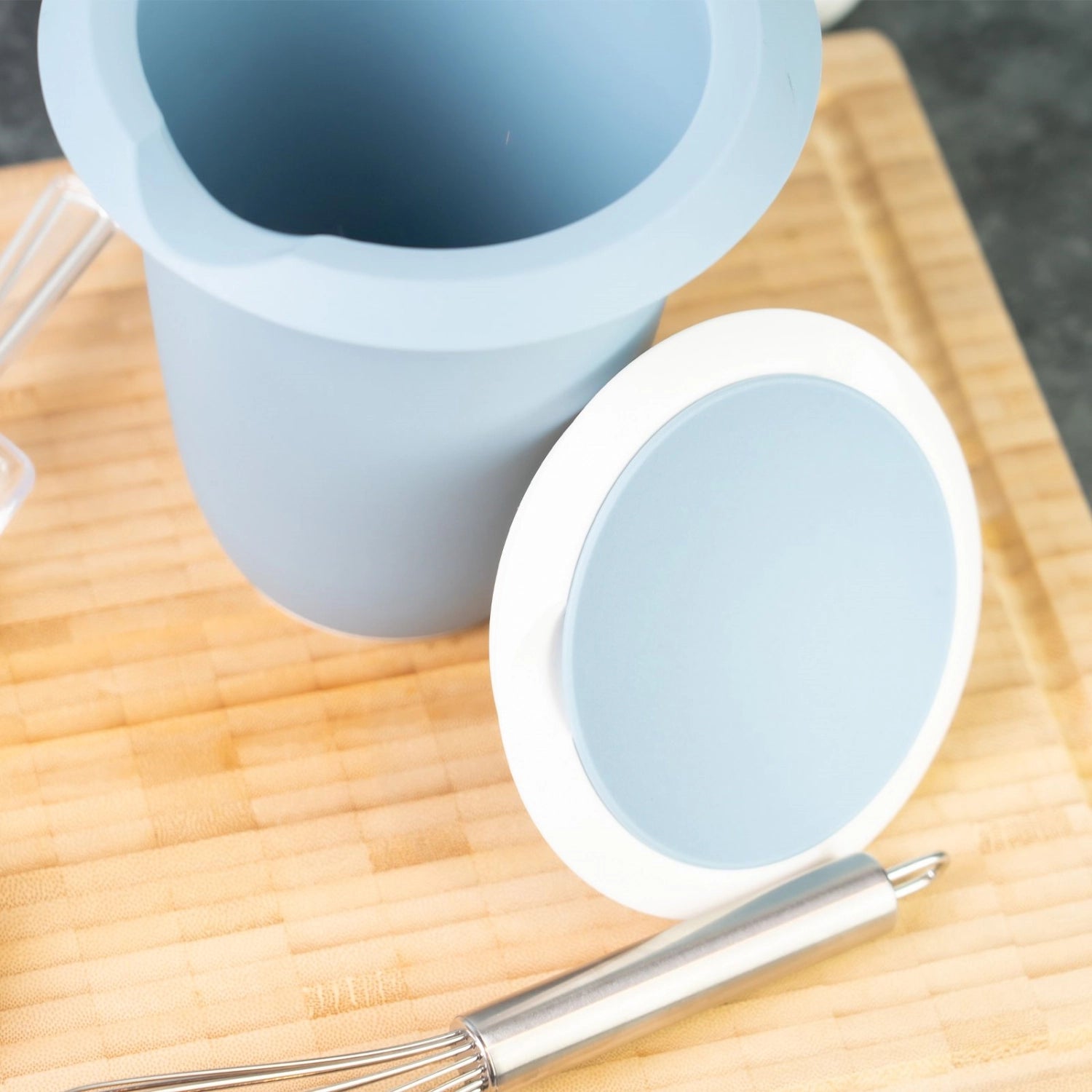 Quirltopf mit Spritzschutz 1l blau in Blau präsentiert im Onlineshop von KAQTU Design AG. Küchenhelfer ist von Westmark