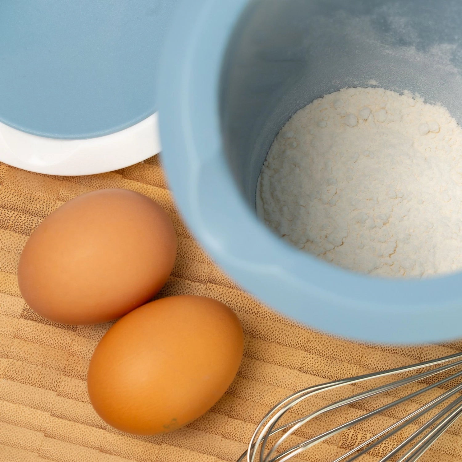 Quirltopf mit Spritzschutz 1l blau in Blau präsentiert im Onlineshop von KAQTU Design AG. Küchenhelfer ist von Westmark