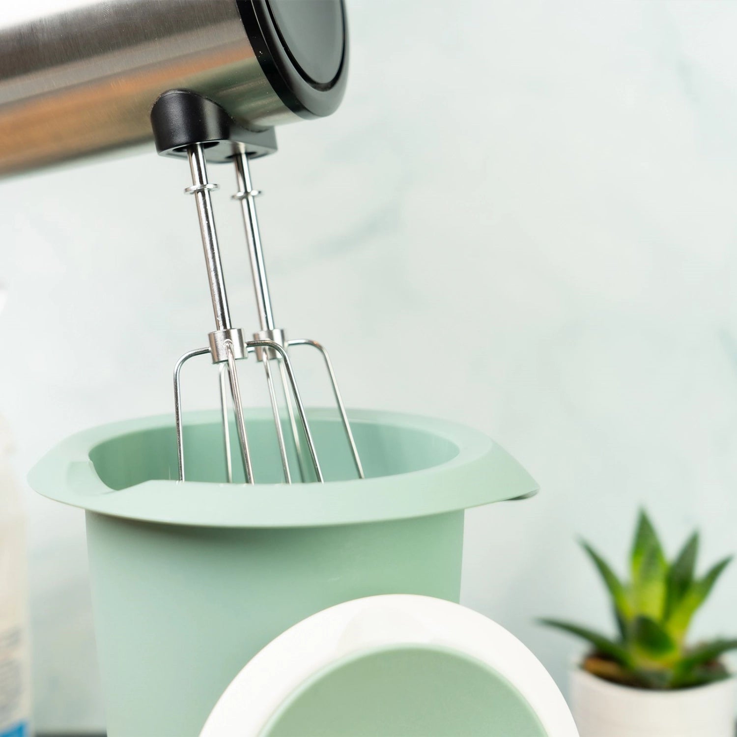 Quirltopf mit Spritzschutz 1l mint in Grün präsentiert im Onlineshop von KAQTU Design AG. Küchenhelfer ist von Westmark