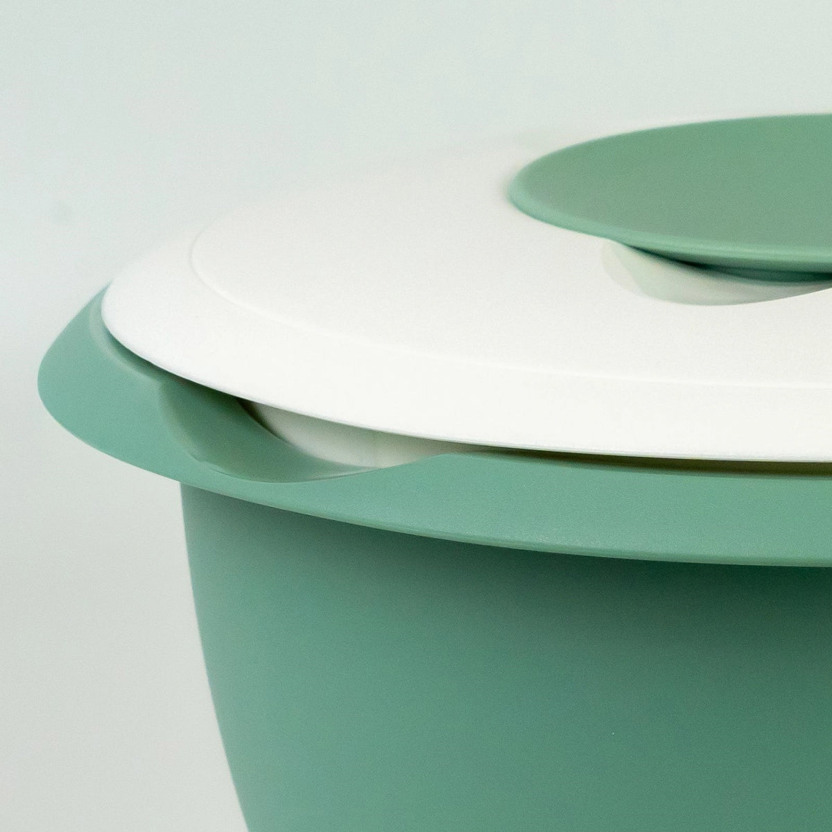 Rührschüssel mit Spritzschutz 2.5l mint in Grün präsentiert im Onlineshop von KAQTU Design AG. Backutensilien ist von Westmark