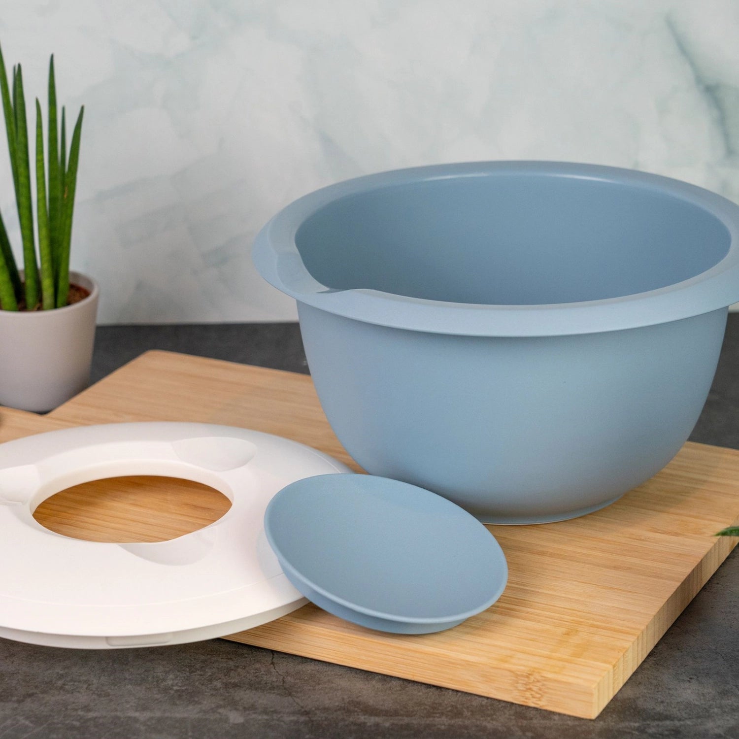 Rührschüssel mit Spritzschutz 3.5l blau in Blau präsentiert im Onlineshop von KAQTU Design AG. Backutensilien ist von Westmark