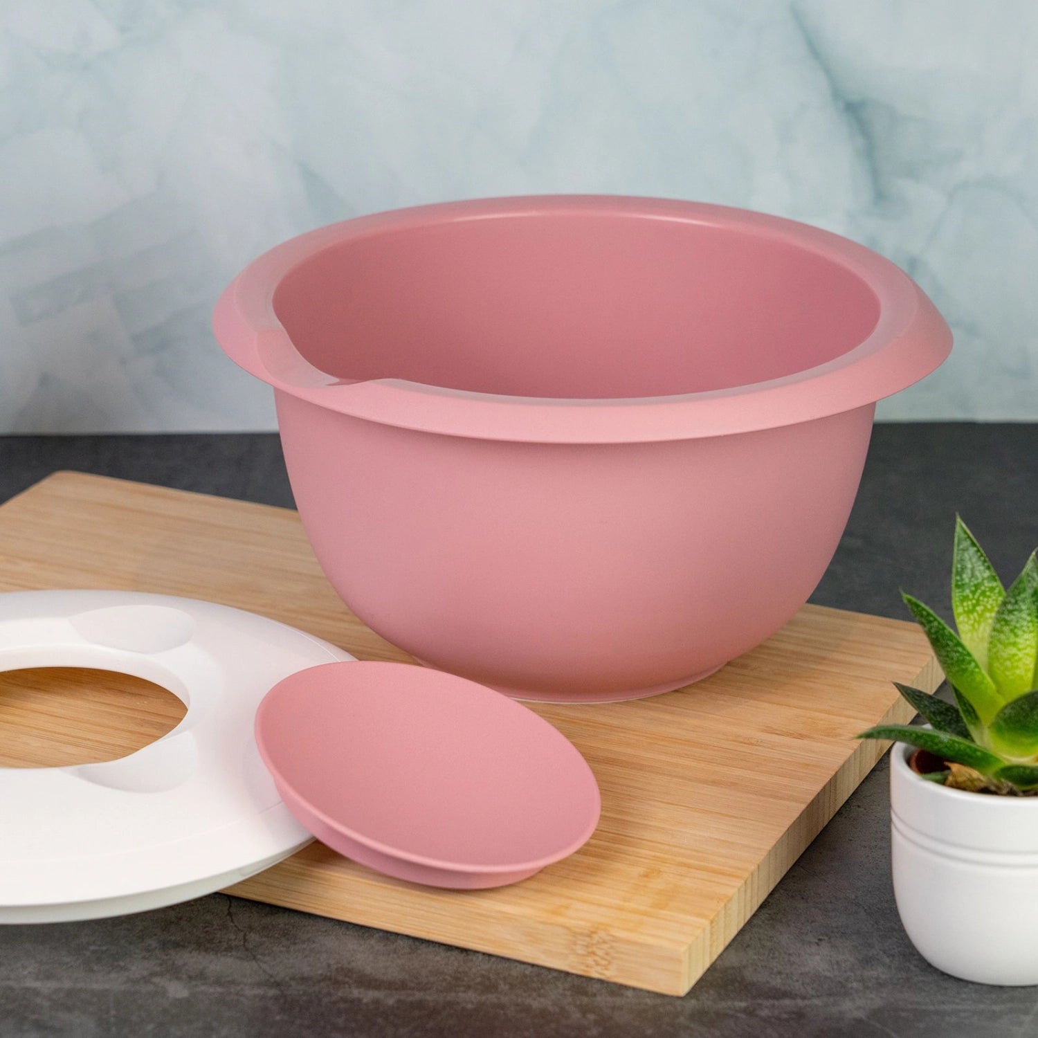 Praktische 3.5l Rührschüssel in Rosa von Westmark mit Spritzschutz, perfekt für das Zubereiten von Speisen und stilvolle Akzente in der Küche.