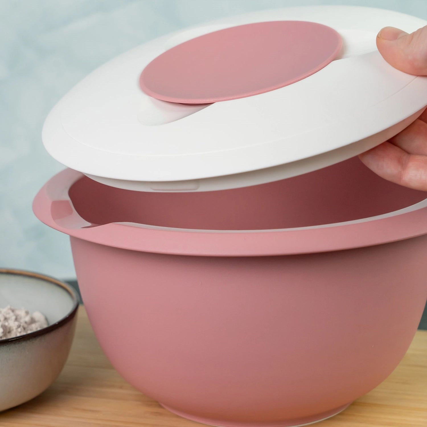 Elegante 3,5 l Rührschüssel in zartem Rosa von Westmark, ausgestattet mit einem Spritzschutz für sauberes Arbeiten in der Küche.