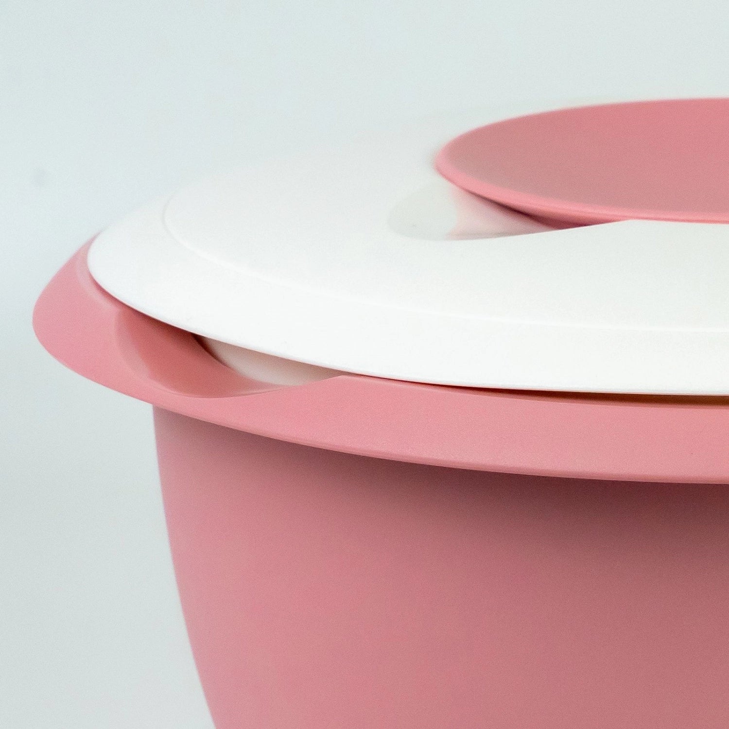 Praktische Rührschüssel in sanftem Rosa von Westmark, 3,5 l Volumen, ideal für müheloses Mixen und Spritzschutz für weniger Unordnung.