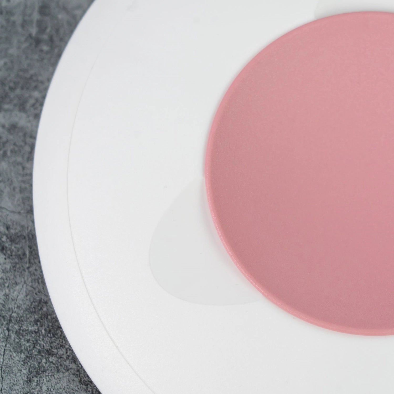 Elegante Rührschüssel in zartem Rosa von Westmark, 3,5 l, ausgestattet mit Spritzschutz für sauberes Arbeiten in der Küche.