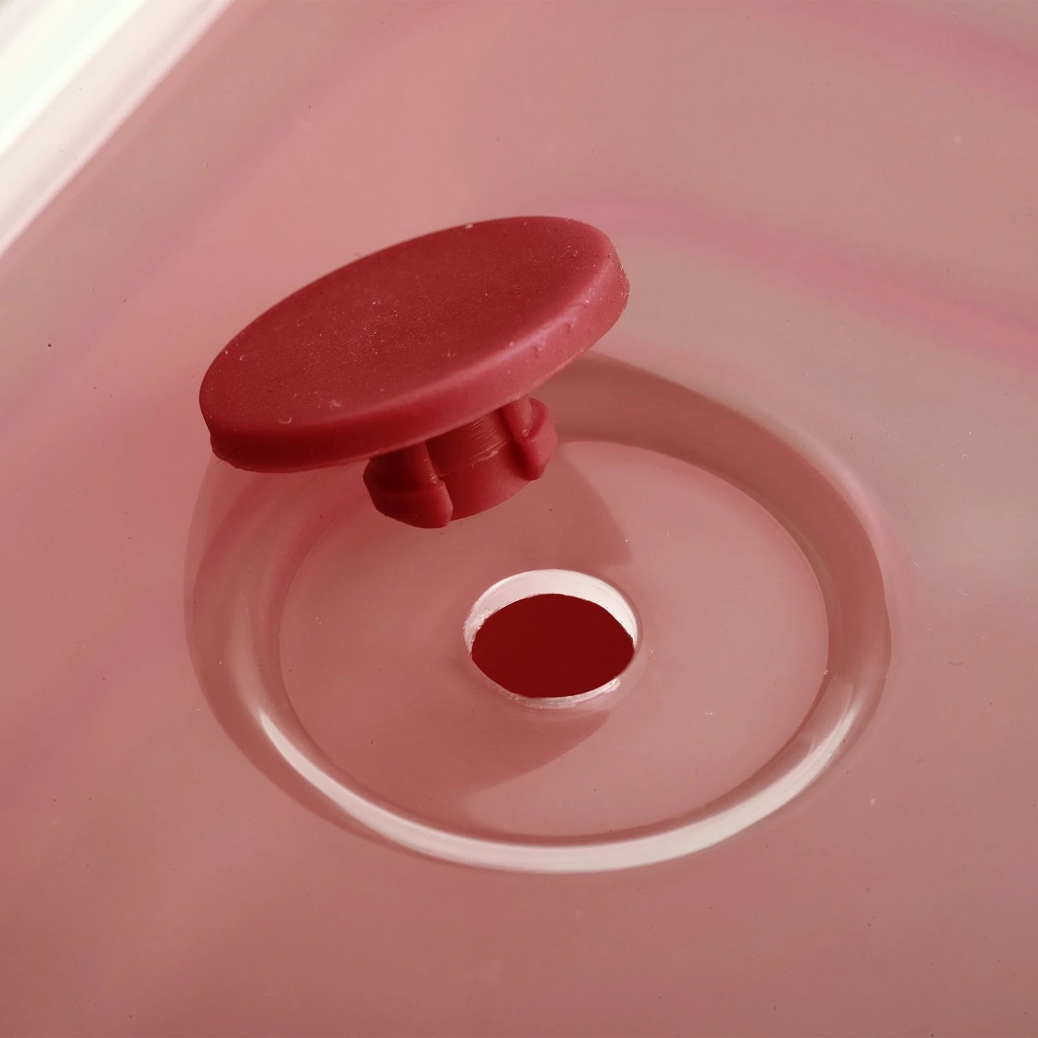 Faltbare eckige Frischhaltedose in leuchtendem Rot, ideal für die Aufbewahrung von Lebensmitteln mit einem Volumen von 1350 ml.