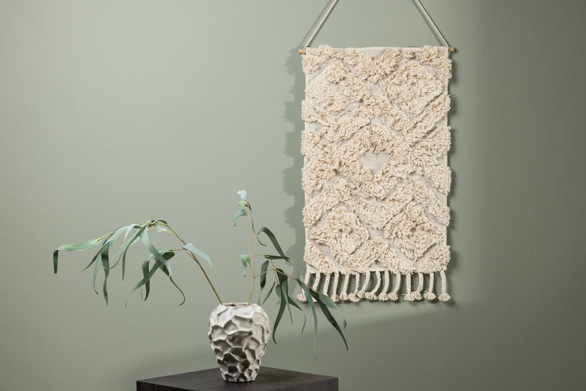 Hilda Textile in Cremefarben präsentiert im Onlineshop von KAQTU Design AG. Wandteppich ist von Venture Home