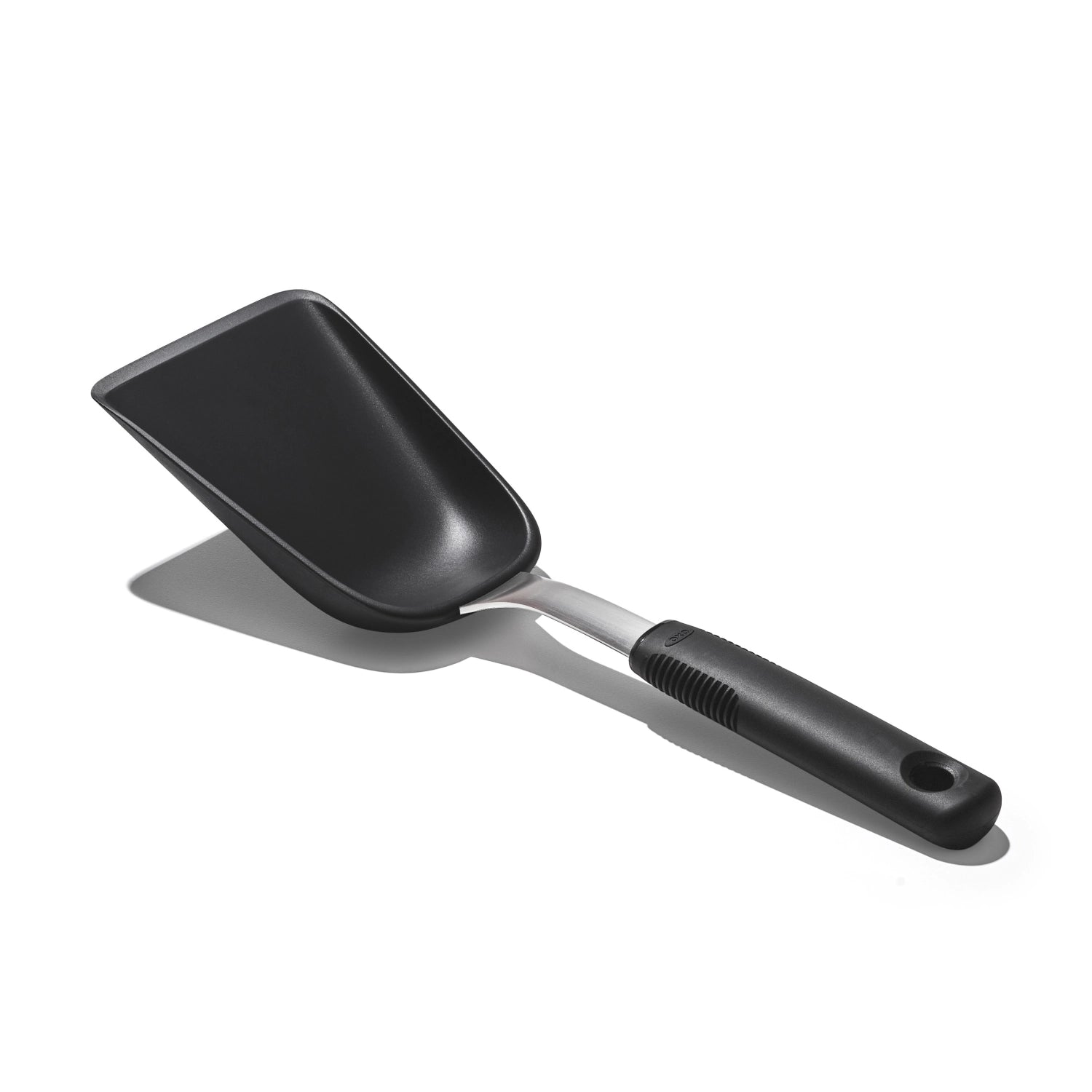 Praktischer Good Grips Schöpflöffel von OXO, perfekt zum Portionieren von Suppen und Saucen, mit rutschfestem Griff für müheloses Servieren.