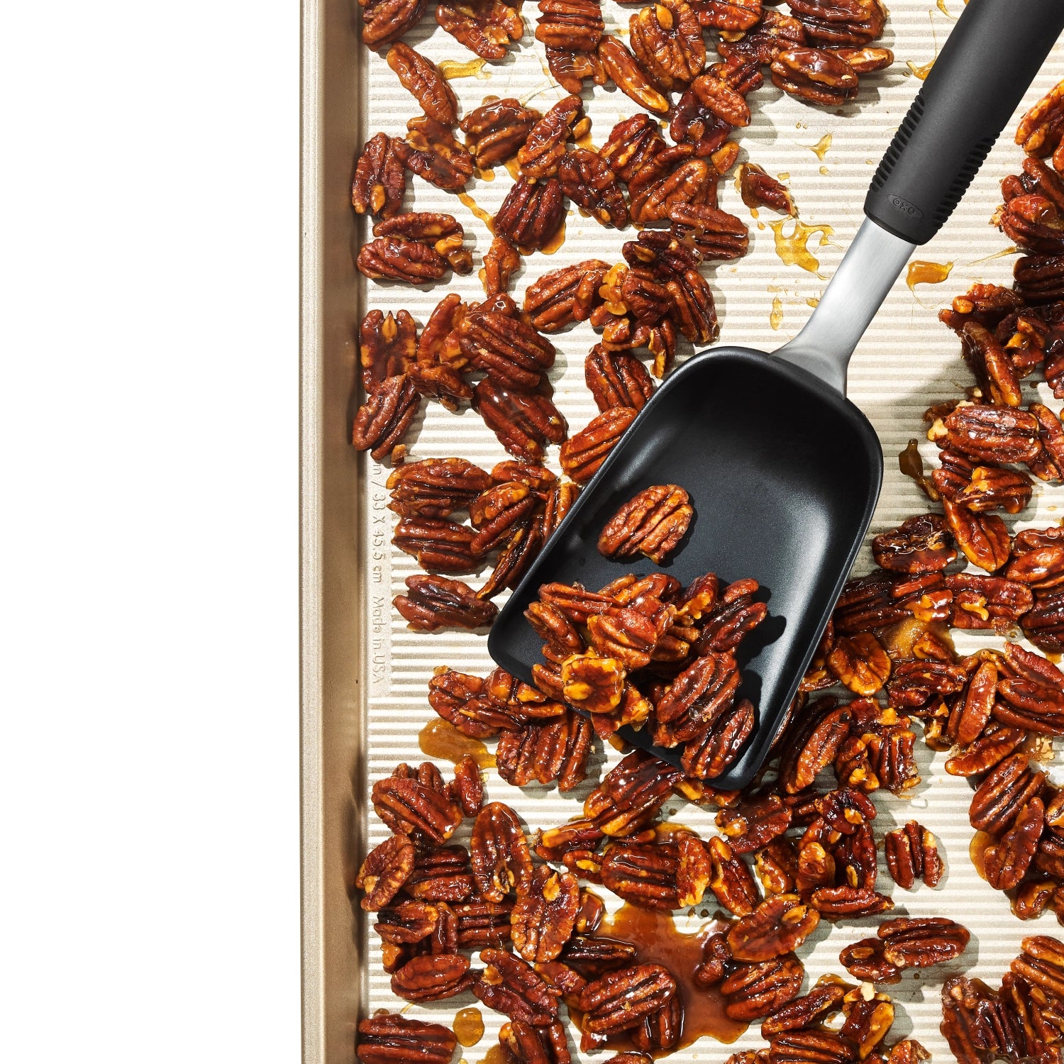 Praktischer Good Grips Schöpflöffel von OXO, perfekt zum Portionieren von Suppen und Eintöpfen, mit rutschfestem Griff für optimale Handhabung.