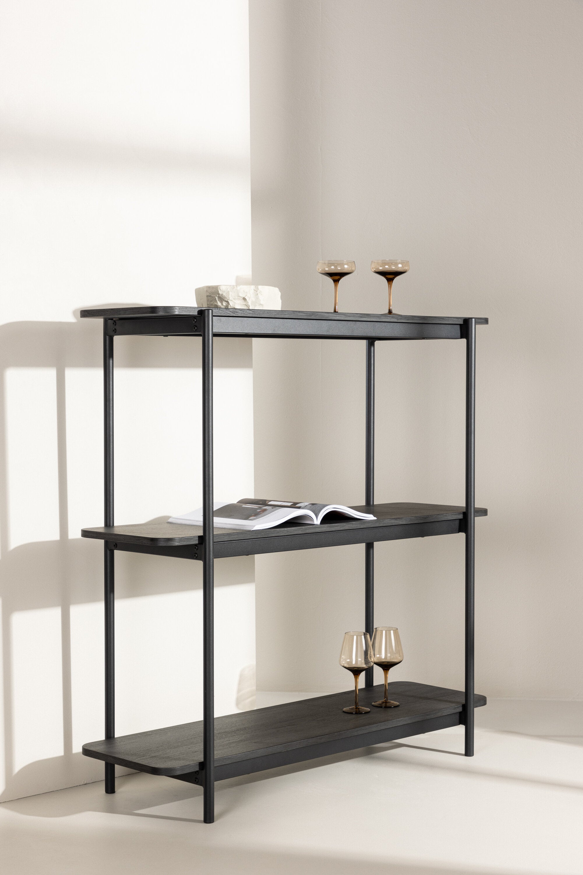 Heim Regal in Schwarz präsentiert im Onlineshop von KAQTU Design AG. Standregal ist von Vind